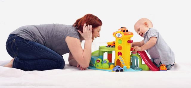Agnieszka delivering speech therapy by play.
